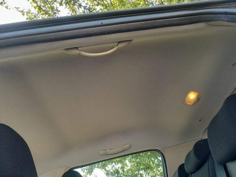 Presvučeno auto nebo sa rukohvatima u automobilu