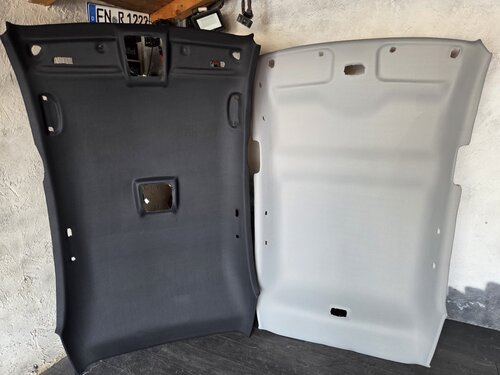 Dve tapacirane platforme za plafon u automobilu